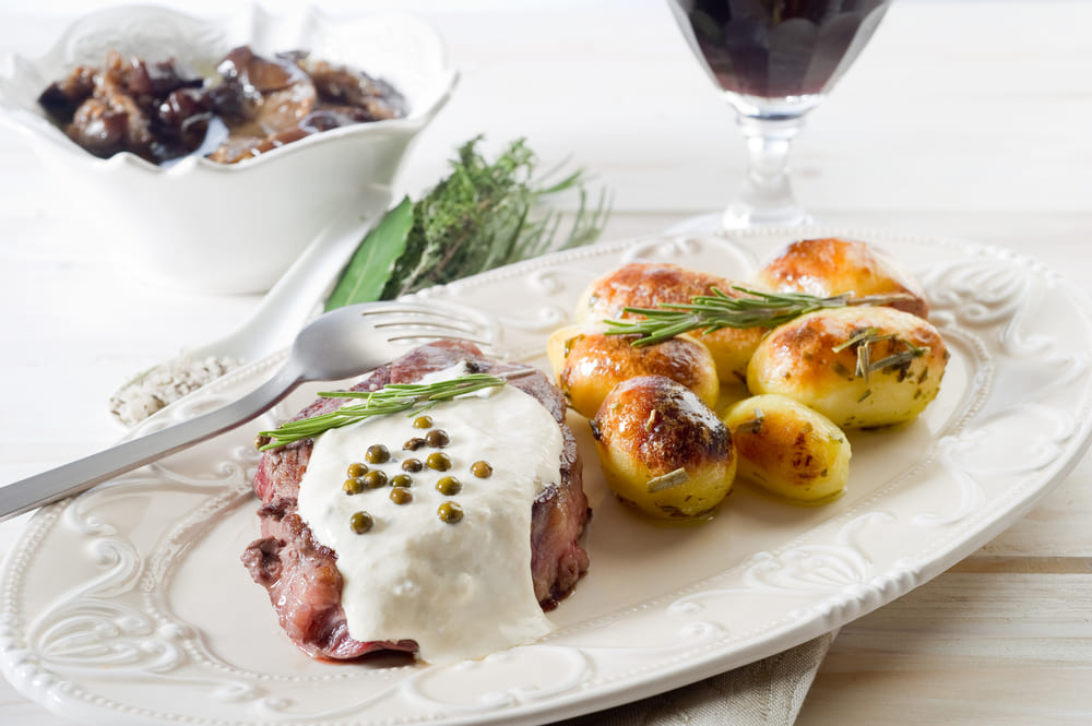 friptura cu cartofi copți întregi si sos cu piper verde