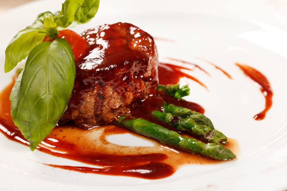 friptura cu sos de rosii si sparanghel