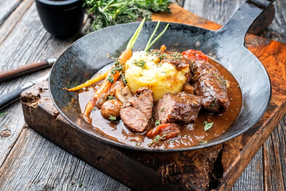 Ceafă de porc cu bere și rădăcinoase