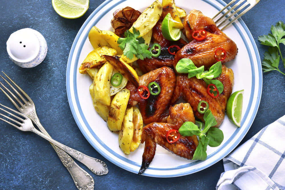 aripioare de pui cu cartofi la cuptor