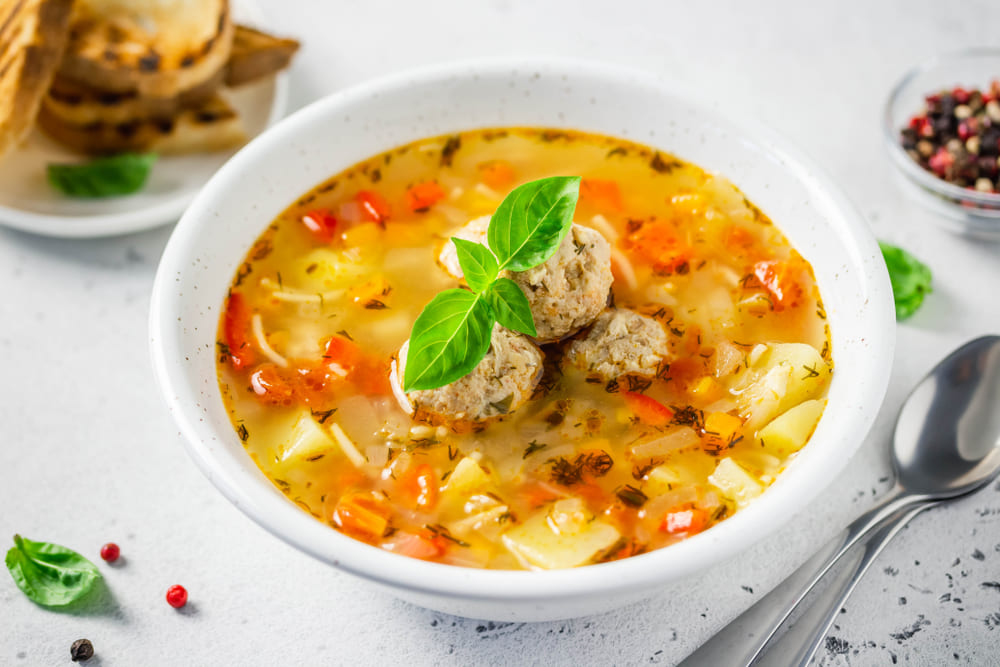 bol cu ciorba de perisoare si busuioc