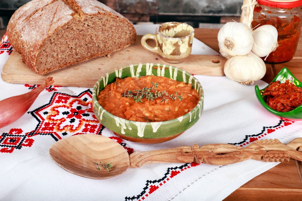 bol cu mancare de fasole si panie de casa