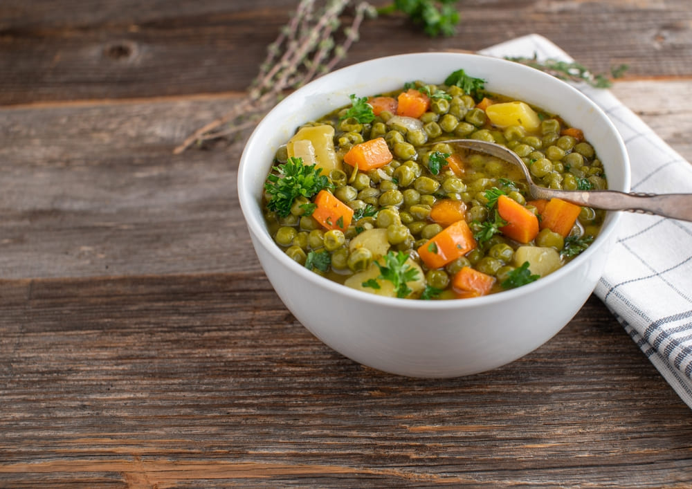 bol cu mancare de mazare si morcov