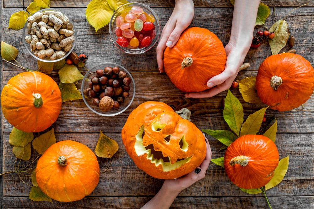 dovleac sculptat langa dovleci intregi, nuci si bomboane