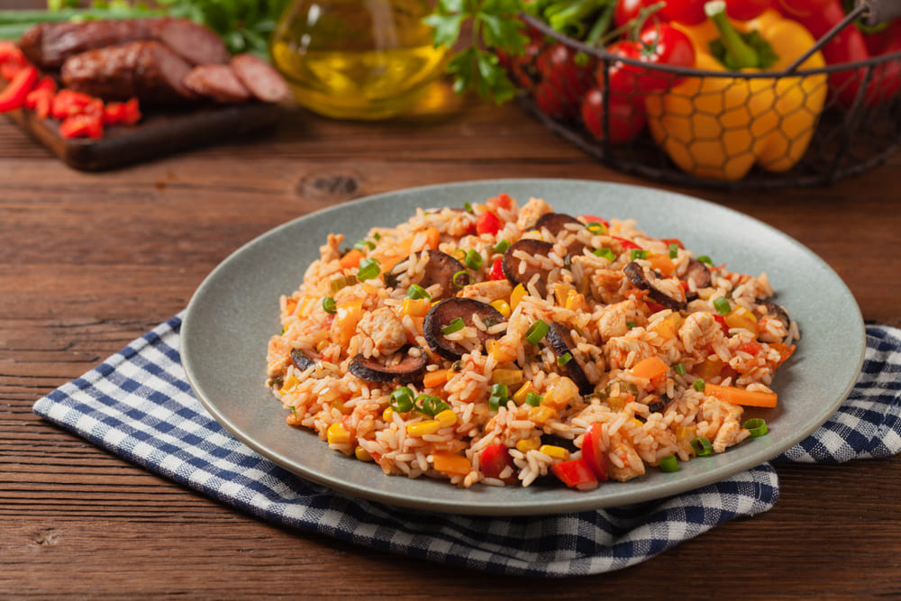 ghiveci cu legume pe o farfurie