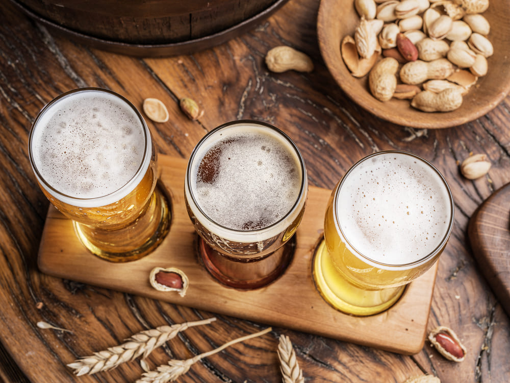 pahare cu bere blonda si alune