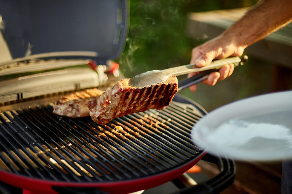 persoana ia carnea de pe gratar