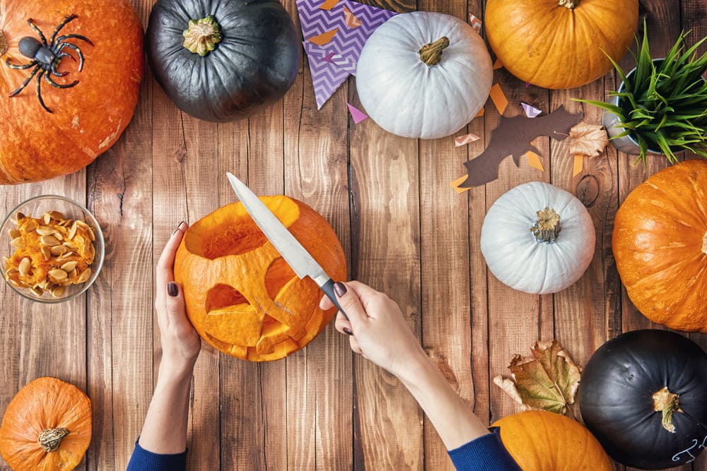 persoana sculpteaza un dovleac