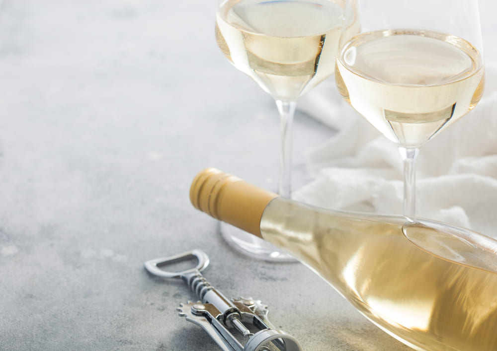 sticla cu vin alb, pahare si tirbuson