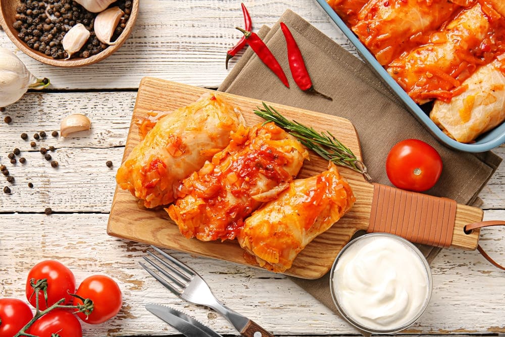 trei sarmale pe un tocator