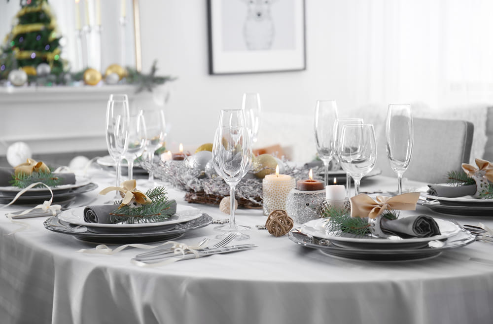 Aranjamentul mesei de Crăciun în funcție de culori