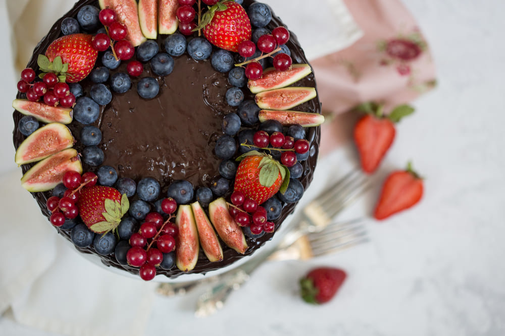 Tort de ciocolată raw vegan cu fructe de pădure