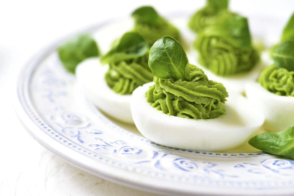 oua umplute cu avocado