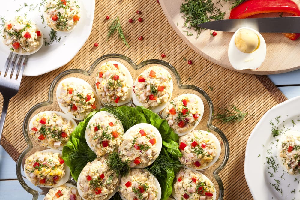 oua umplute cu pate de ficat si mustar