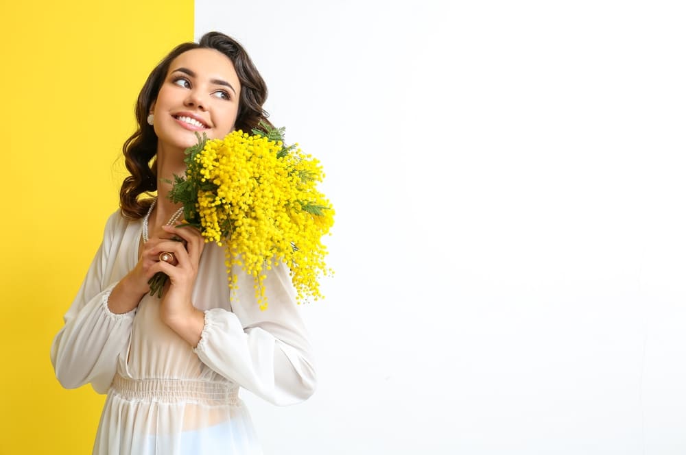 fata cu un buchet de flori in mana