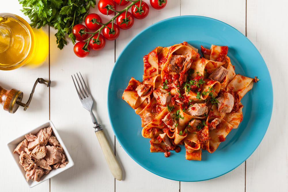 paste cu ton si rosii