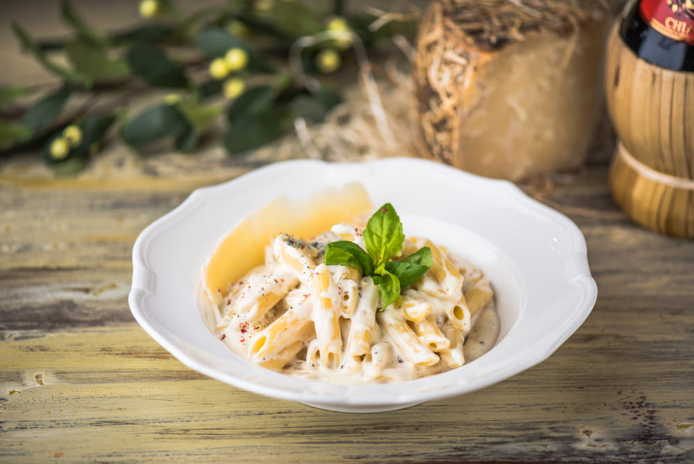 paste cu ton si sos alb