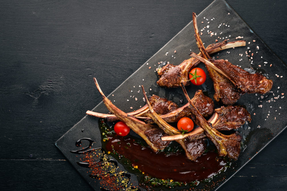 Coaste de miel la cuptor în sos de vin