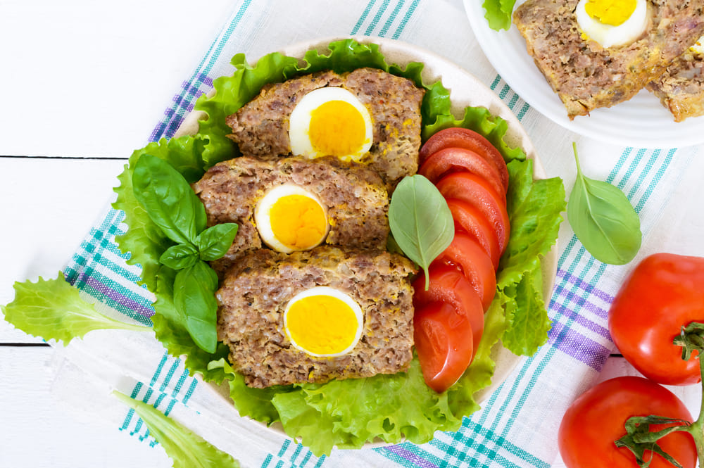 Drob de miel cu ou pe pat de salata verde si rosii