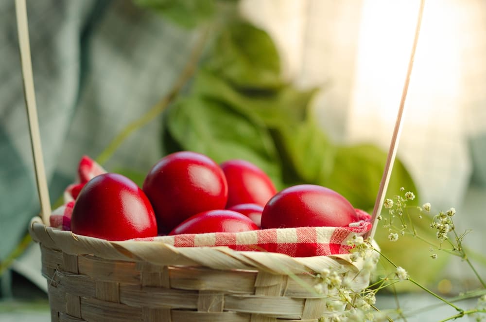 Ștergerea ouălor cu șervețel îmbibat în ulei