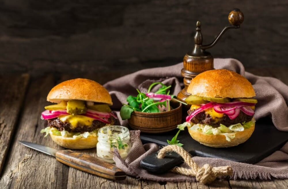 burger de vita cu salata, castraveti murati si ceapa