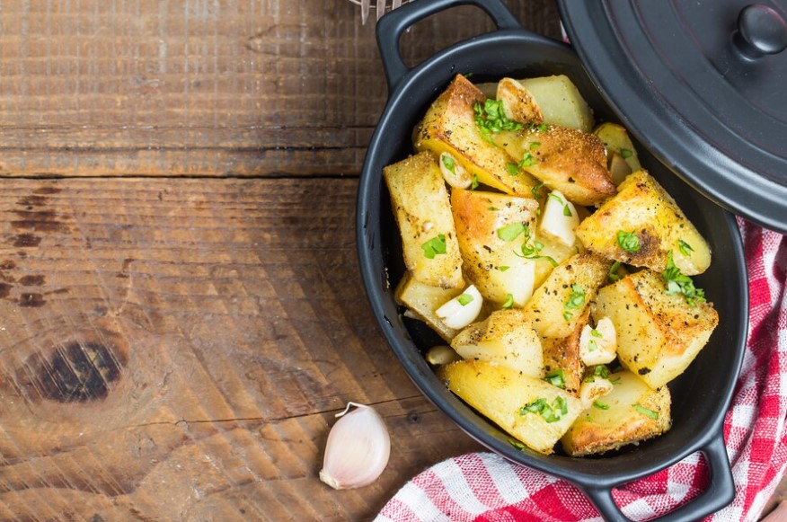 cartofi la cuptor cu usturoi si rozmarin