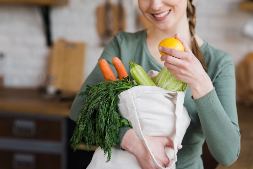 femeie cu legume si fructe