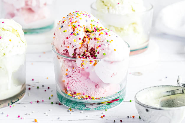 Înghețată cu topping-uri variate