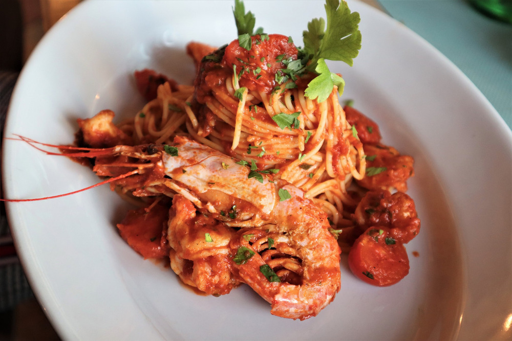 Paste cu creveți în sos de roșii și busuioc