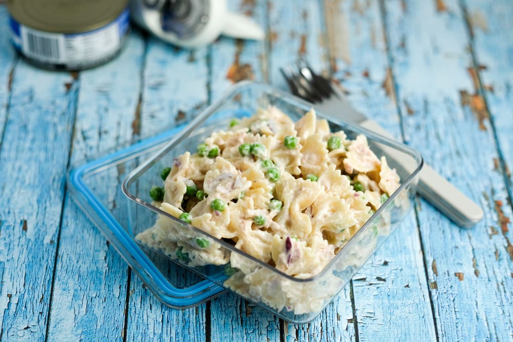 Salată de paste integrale cu ton și legume 