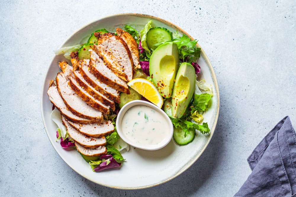 Salată de pui cu avocado și dressing de iaurt și mărar