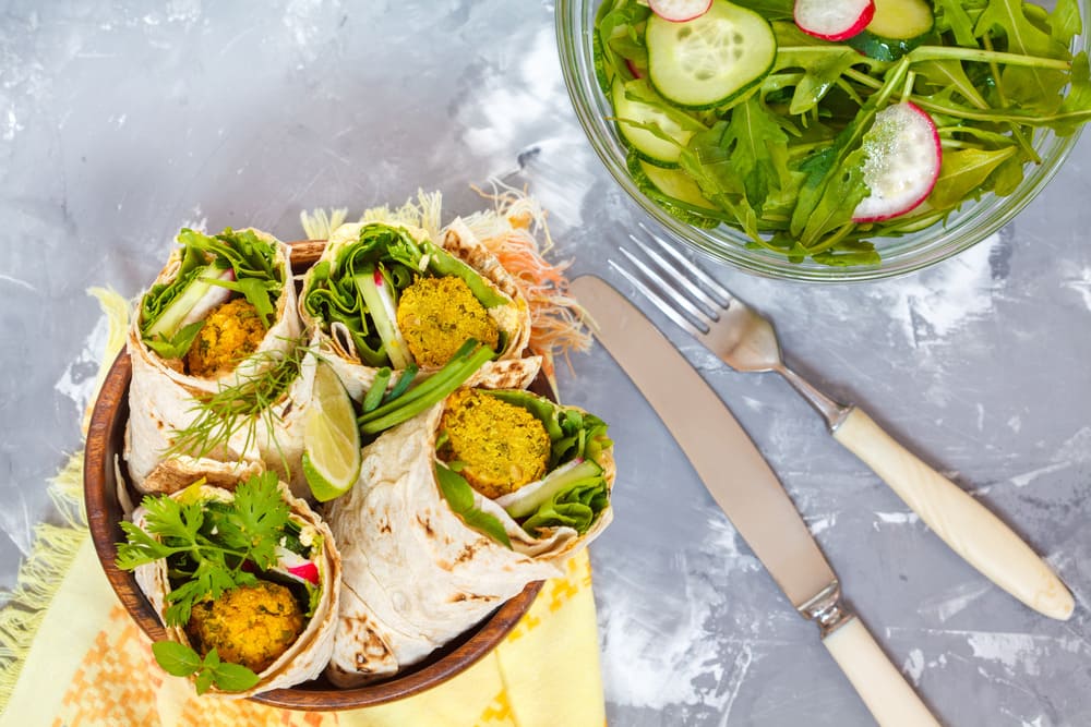 Wrap cu humus și legume proaspete