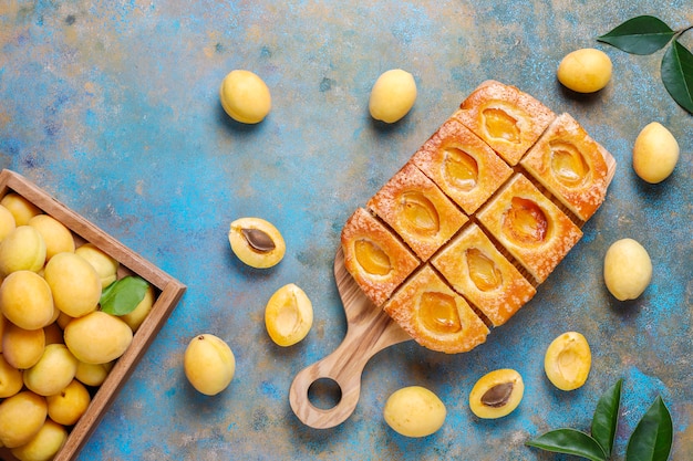 Servirea pajiturii cu caise si iaurt