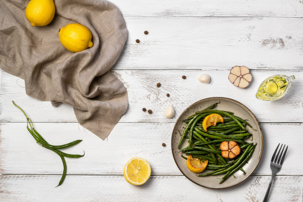 Variante și adaptări ale rețetei de fasole verde cu usturoi