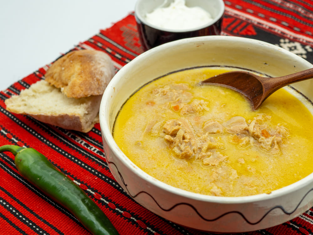 Ciorba de burtă prefiartă cu smântână și gălbenușuri