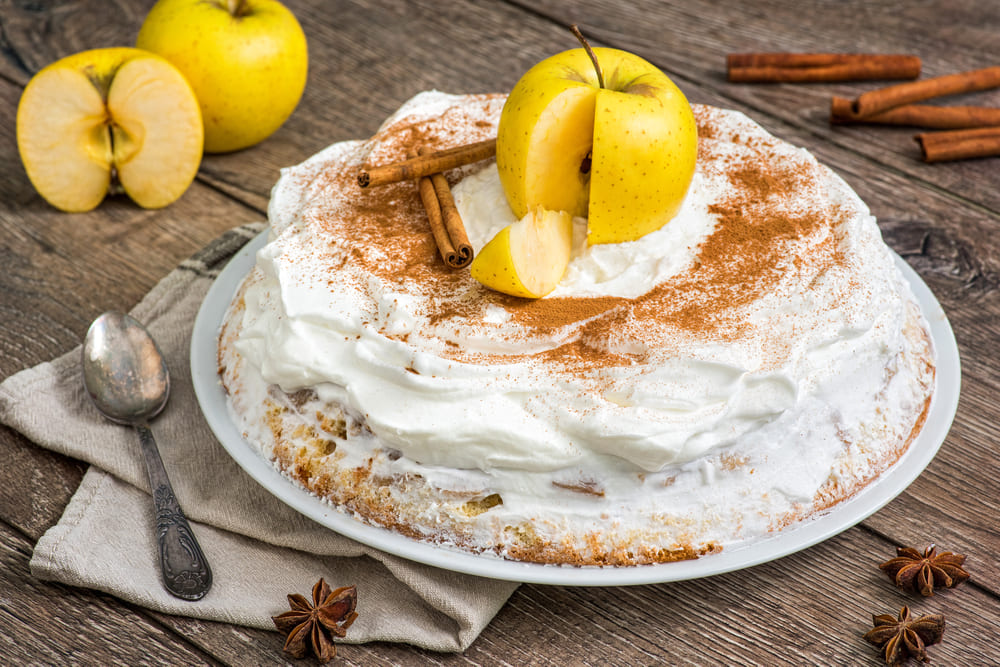 Decorul pentru tortul de mere întregi cu frișcă