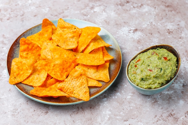 Chips si sosul de guacamole