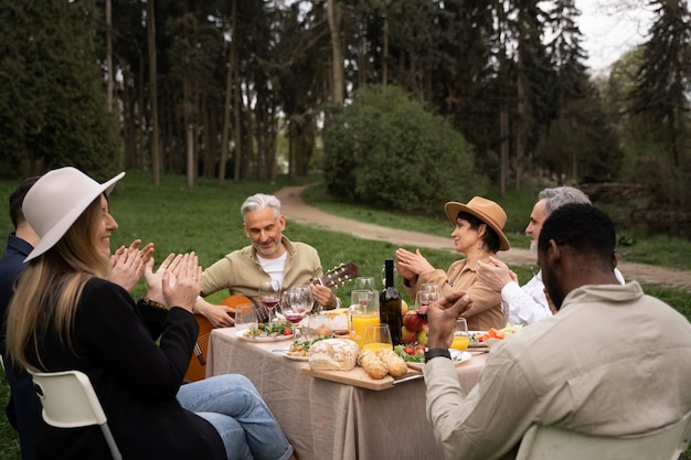 Masa in aer liber cu prietenii