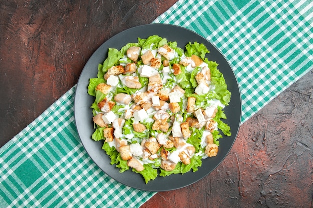 Montarea și servirea salatei Caesar