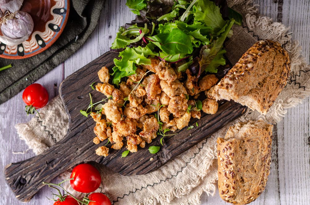 Platou cu jumari, salata si rosii