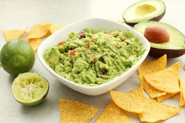 Prepararea guacamole după rețeta mexicană