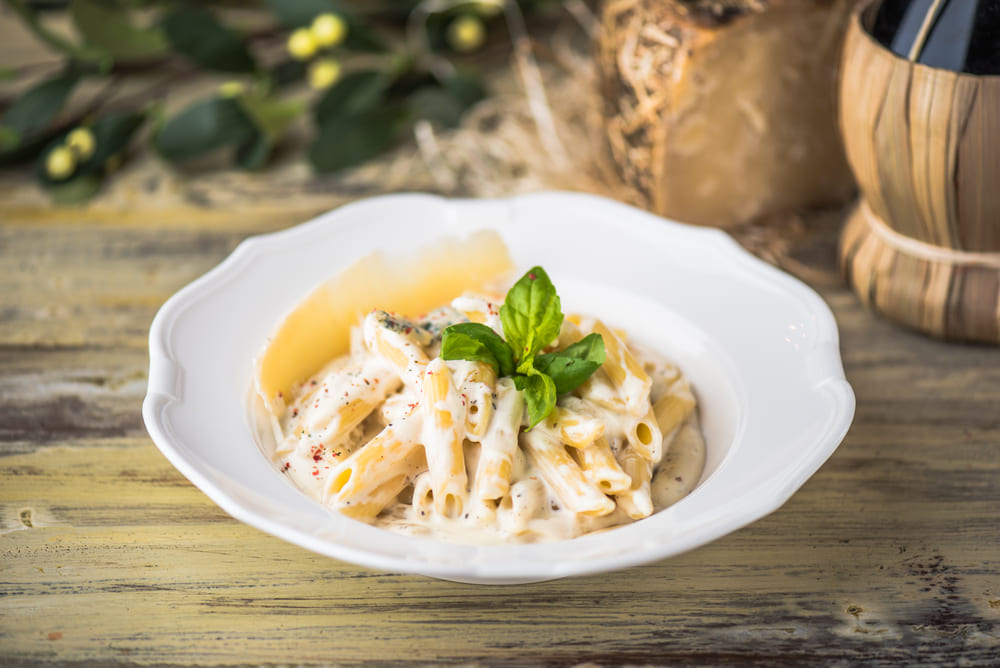 Prepararea pastelor quatro formaggi după rețeta italiană