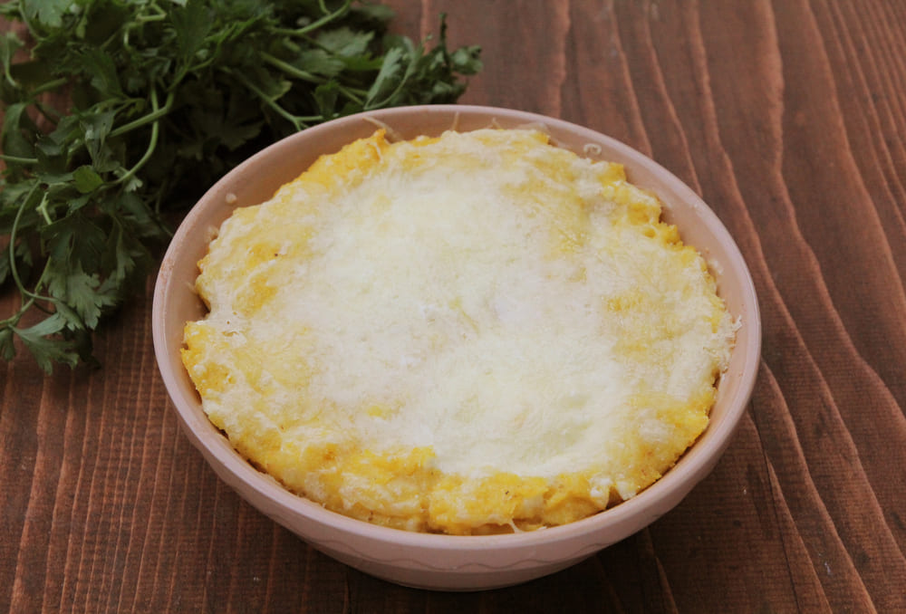 Servire mamaliga cu branza