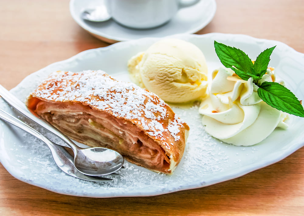 Servirea placintei cu mere