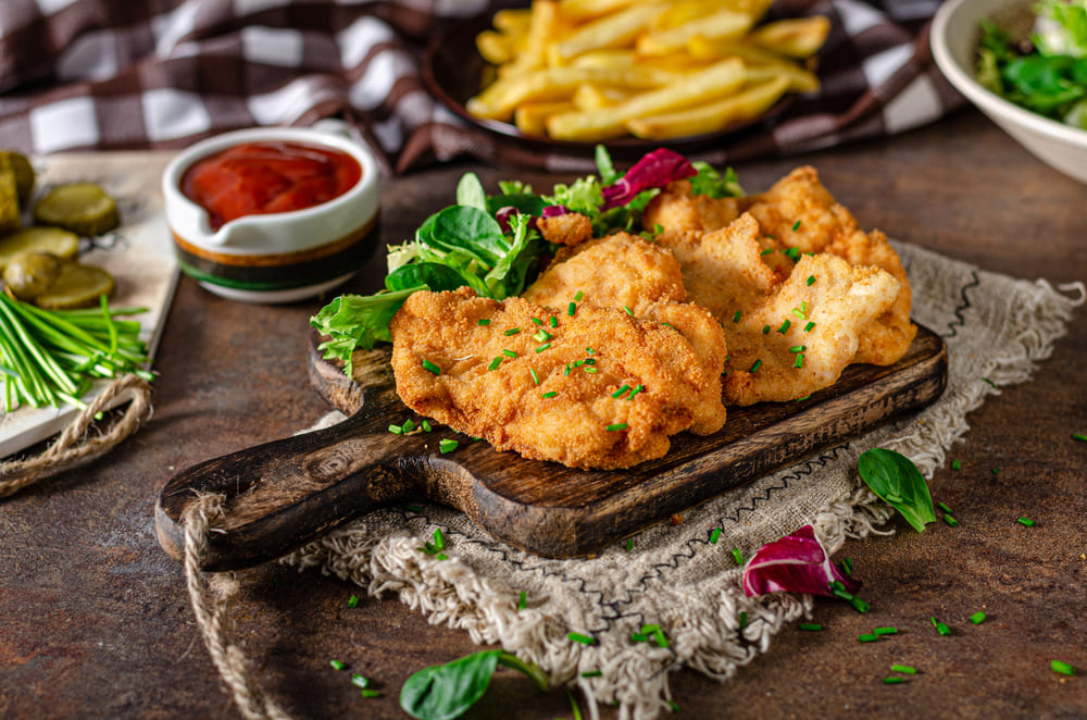 Snitel asortat cu salata verde