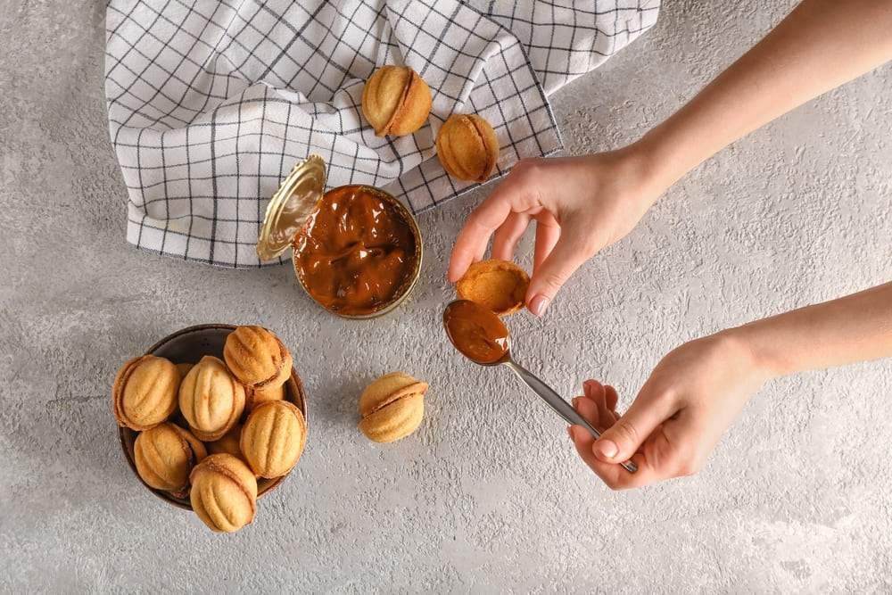 Umplerea nucilor cu crema de ciocolata