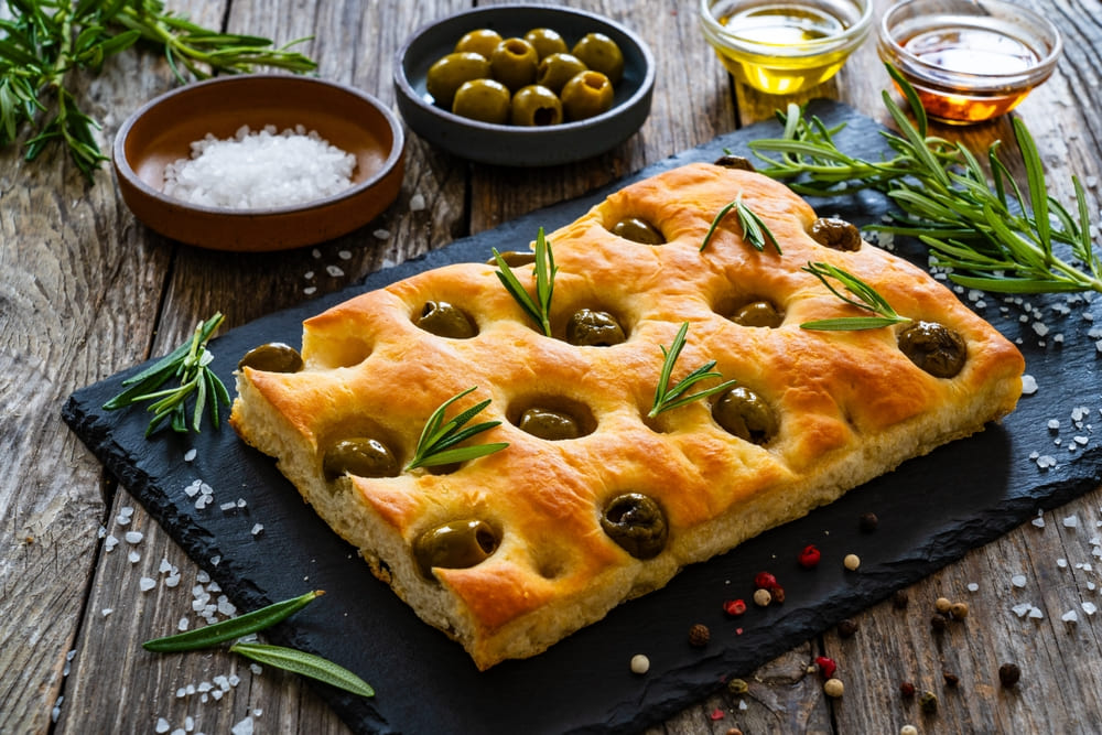 Focaccia cu masline si ierburi aromatice