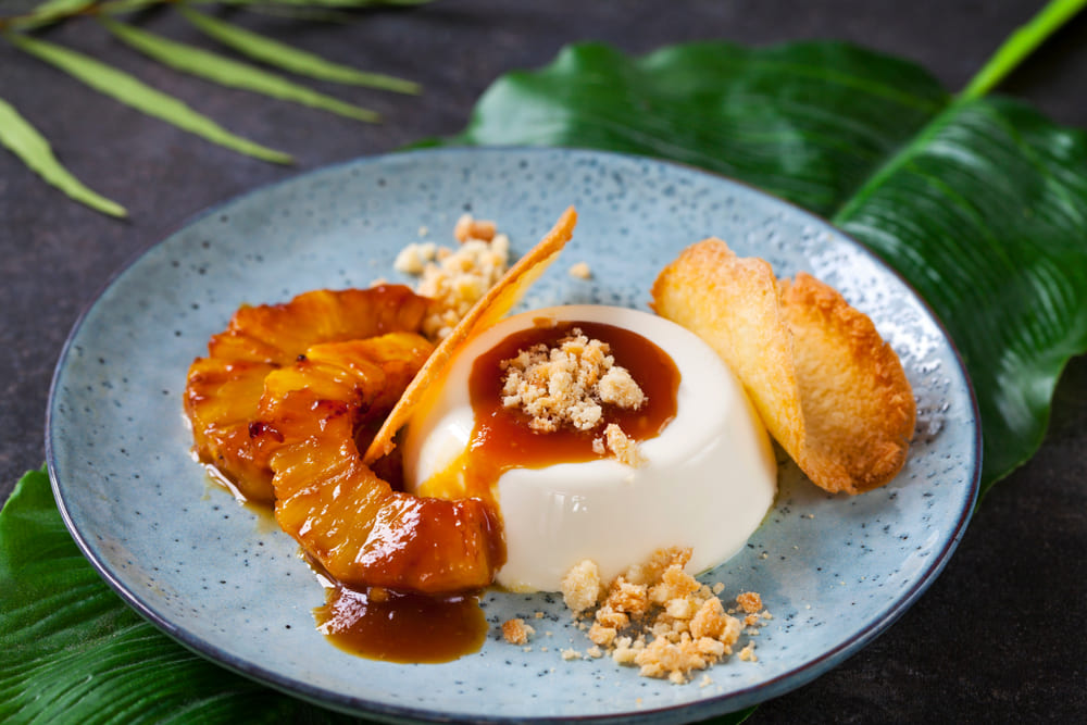 Rețetă de panna cotta cu caramel sărat și nuci prăjite