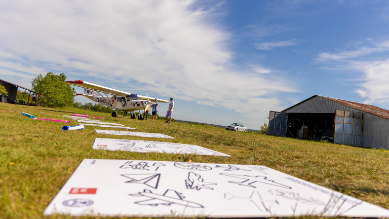 Cea mai mare planșă cu avioane colorate de copii, din România