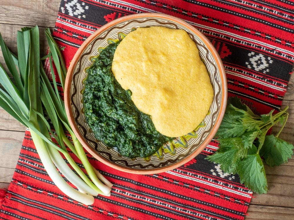 Mancare de urzici cu usturoi